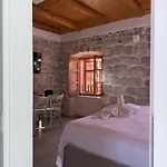 Throne Iv Apartman