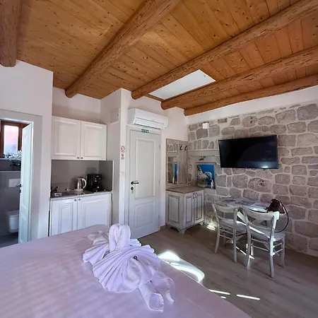 Apartman Throne Iv