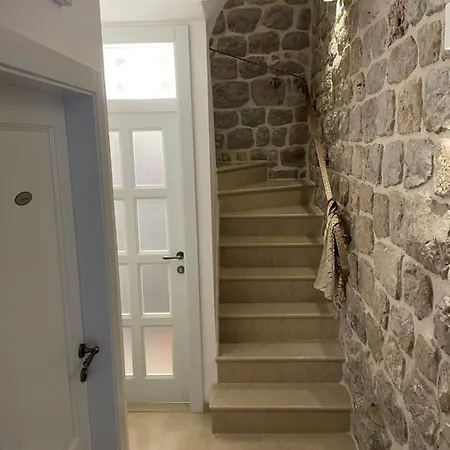 Apartman Throne Iv *