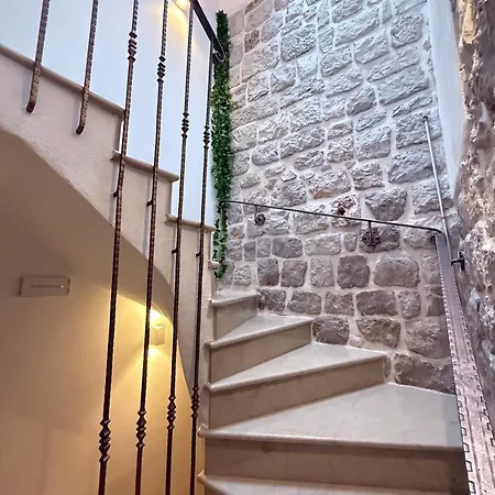 Apartman Throne Iv *