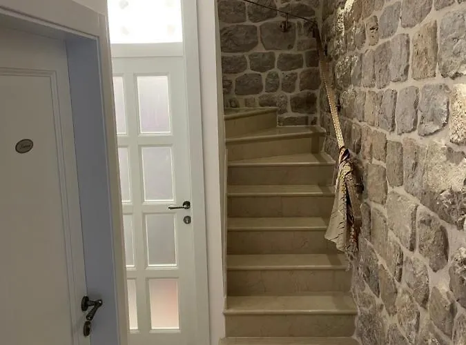 Apartman Throne Iv *