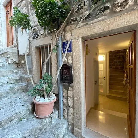 Throne Iv Apartamento